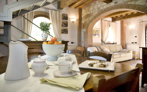 La Capinera: Indretning, Værelse, Ejendom, Bygning, Stue, Møbel, Loft, Arkitektur, Bord, Hjem