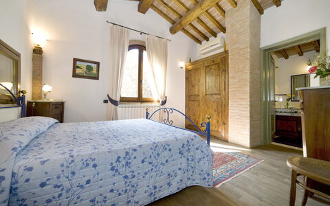 La Capinera: Soveværelse, Seng, Værelse, Møbel, Ejendom, Sengetøj, Bygning, Loft, Bed Frame, Indretning