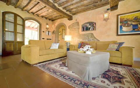 Le Rondini: Værelse, Ejendom, Bygning, Indretning, Stue, Møbel, Loft, Væg, Hjem, Ejendom