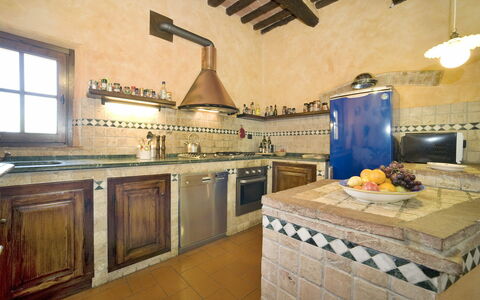 Le Rondini: Countertop, Ejendom, Værelse, Køkken, Flise, Bygning, Etage, Møbel, Komfur, Indretning