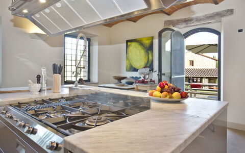 La Maccinaia 14: Countertop, Ejendom, Værelse, Gul, Loft, Indretning, Bygning, Køkken, Møbel, Hjem