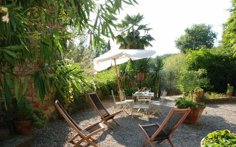 La Loggia 13: Ejendom, Vegetationen, Have, Backyard, Gård, Botanik, Hus, Træ, Ejendom, Bygning