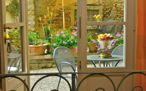 Santo Agostino: Glas, Jern, Arkitektur, Vindue, Dør, Plante, Hus, Værelse, Indretning, Bygning