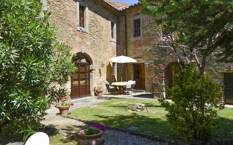 San Pietro: Plante, Bygning, Vindue, Blomsterkrukke, Vejbelægning, Træ, Land Lot, Hus, Græs, Skygge