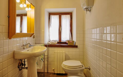 Casale Giulio: Badeværelse, Værelse, Ejendom, Indretning, Flise, Væg, Bygning, Ejendom, Etage, Hus