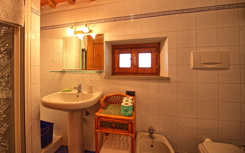 Panzalla: Værelse, Badeværelse, Ejendom, Indretning, Bygning, Hus, Flise, Møbel, Sanitærarmatur, Ejendom