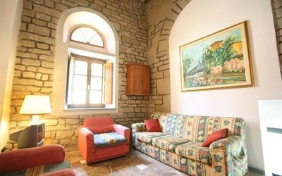 Cappella: Værelse, Ejendom, Møbel, Stue, Indretning, Bygning, Couch, Hus, Ejendom, Væg