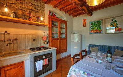 Rustico: Værelse, Ejendom, Bygning, Køkken, Møbel, Countertop, Indretning, Hus, Ejendom, Cabinetry