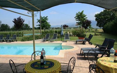 La Mucchia: Ejendom, Svømmepøl, Gårdhave, Hjem, Skygge, Bygning, Ejendom, Estate, Hus, Udvej