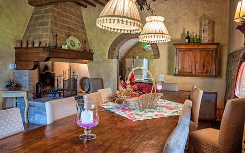 Villa Petrognano: Værelse, Indretning, Ejendom, Møbel, Bygning, Hus, Bord, Stue, Hjem, Spisestue