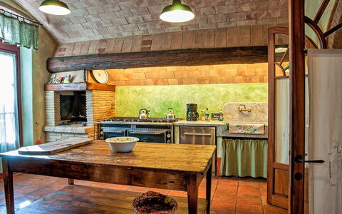 Villa Petrognano: Værelse, Møbel, Ejendom, Countertop, Bygning, Indretning, Køkken, Hus, Bjælke, Loft