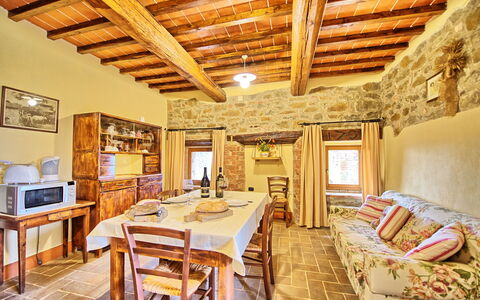 Podere Orietta: Værelse, Ejendom, Bygning, Indretning, Møbel, Loft, Stue, Hus, Bjælke, Ejendom