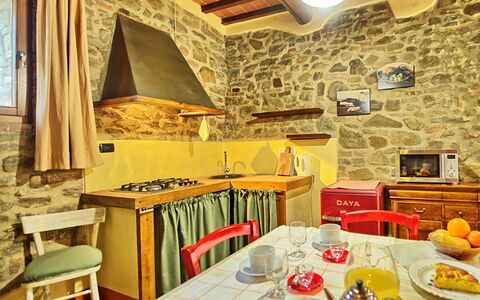 Podere Orietta: Værelse, Ejendom, Indretning, Gul, Bygning, Væg, Møbel, Countertop, Tapet, Køkken