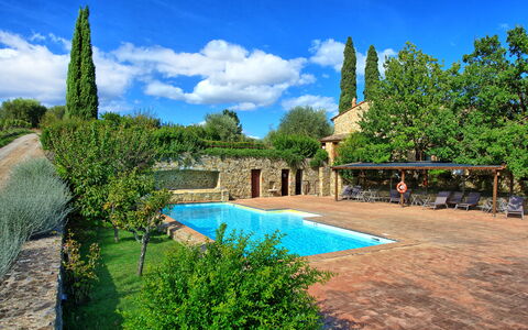 Brunello: Sky, Vand, Himmel, Plante, Ejendom, Botanik, Azure, Træ, Naturlige Landskab, Bygning