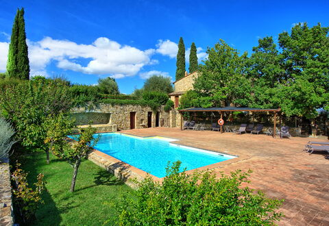 Brunello: Plante, Himmel, Vand, Sky, Ejendom, Bygning, Azure, Botanik, Træ, Svømmepøl