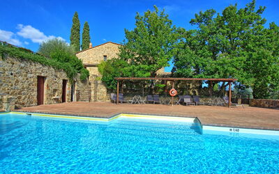 Brunello: Vand, Himmel, Plante, Sky, Ejendom, Bygning, Svømmepøl, Blå, Azure, Natur