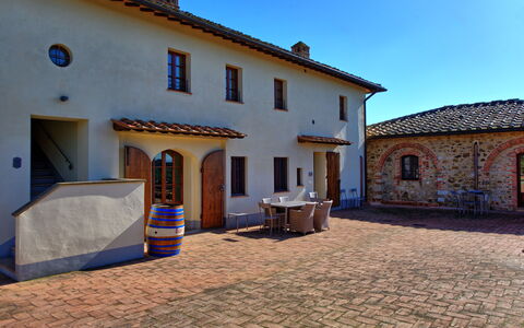 Fornacino: Ejendom, Vindue, Himmel, Plante, Blå, Azure, Bygning, Hus, Væg, Dør