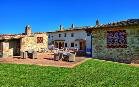 Fornacino: Himmel, Bygning, Plante, Vindue, Azure, Land Lot, Bord, Græs, Træ, Sommerhus