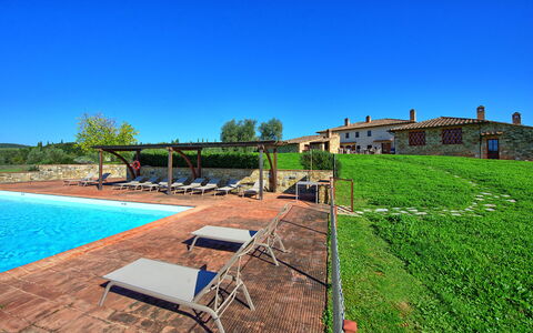 Fornacino: Himmel, Vand, Plante, Ejendom, Svømmepøl, Træ, Udendørs Møbler, Land Lot, Bygning, Græs