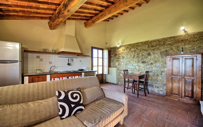 Fornacino 6: Ejendom, Møbel, Billedramme, Træ, Indretning, Belysning, Couch, Stue, Etage, Væg