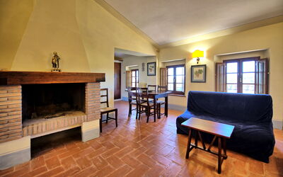 Fornacino 3: Bord, Møbel, Ejendom, Træ, Stue, Indretning, Couch, Arkitektur, Gulvbelægning, Vindue