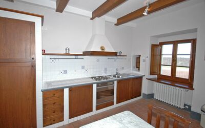 Fornacino 5: Værelse, Ejendom, Møbel, Bygning, Hus, Køkken, Etage, Cabinetry, Hårdttræ, Bejdse