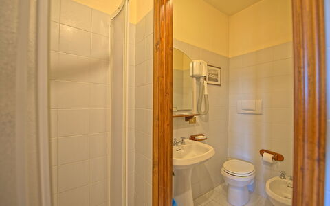 Il Frantoio: Værelse, Ejendom, Badeværelse, Hus, Arkitektur, Ejendom, Sanitærarmatur, Bygning, Hjem, Etage