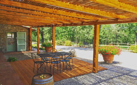 San Donato: Ejendom, Bygning, Ejendom, Værelse, Hjem, Veranda, Hus, Tag, Gårdhave, Backyard