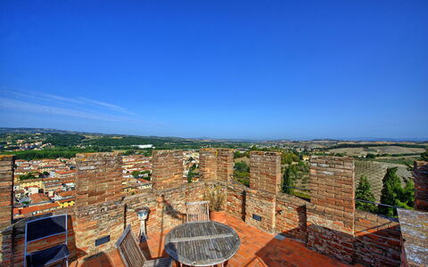 Certaldo: Himmel, Ejendom, Væg, Bygning, Ejendom, Landskab, Træ, Ferie, Arkitektur, Horisont