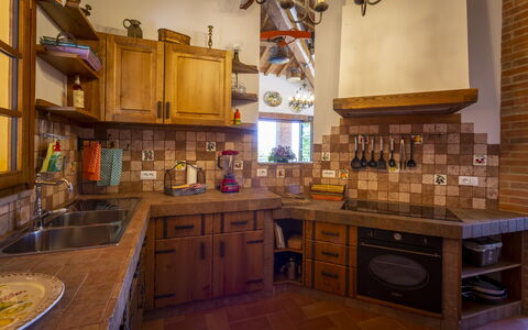 Villa Amadeo: Countertop, Cabinetry, Værelse, Møbel, Ejendom, Køkken, Indretning, Bygning, Hus, Etage