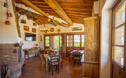 Villa Amadeo: Værelse, Ejendom, Bygning, Bjælke, Etage, Loft, Møbel, Trægulve, Indretning, Hårdttræ