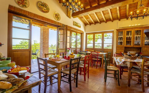 Villa Amadeo: Værelse, Bygning, Ejendom, Indretning, Møbel, Bord, Spisestue, Ejendom, Hus, Restaurant