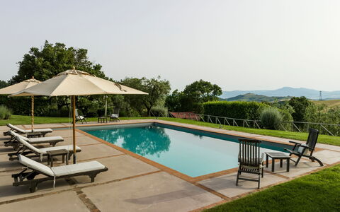 Villa Danilo: Vand, Plante, Himmel, Ejendom, Møbel, Svømmepøl, Bygning, Træ, Udendørs Møbler, Skygge