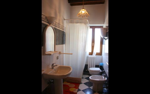 Fattoria le Chianacce: Værelse, Ejendom, Indretning, Bygning, Møbel, Hus, Arkitektur, Badeværelse, Ejendom, Bord