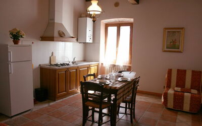 Il Balzo: Værelse, Ejendom, Møbel, Bygning, Etage, Hus, Indretning, Bord, Ejendom, Spisestue