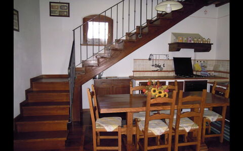 Fattoria la Gabola: Trappe, Værelse, Møbel, Bord, Gelænder, Hårdttræ, Bygning, Spisestue, Indretning, Etage