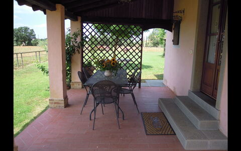 Fattoria la Gabola: Ejendom, Gårdhave, Værelse, Backyard, Bygning, Veranda, Gård, Hus, Møbel, Udendørs Struktur