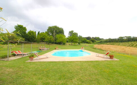 Santa Vittoria: Sky, Himmel, Plante, Vand, Træ, Naturlige Landskab, Skygge, Land Lot, Svømmepøl, Græs