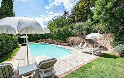 Fonte Del Castagno: Vand, Plante, Sky, Møbel, Ejendom, Himmel, Svømmepøl, Paraply, Stol, Udendørs Møbler