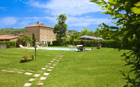 Pozzonovo: Svømmepøl, Have, Lawn, Udendørs Møbler, Gård, Backyard, Mad, Parkere, Udendørs Bord, Villa