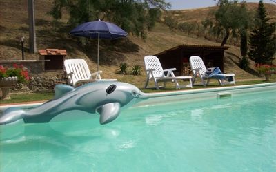 Podere Bellosguardo: Vand, Ejendom, Plante, Svømmepøl, Paraply, Azure, Udendørs Møbler, Stol, Liggestol, Skygge