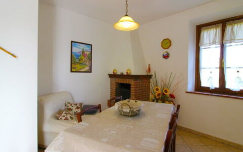 Villa Alabastro: Værelse, Ejendom, Møbel, Indretning, Gul, Hus, Etage, Bygning, Spisestue, Bord