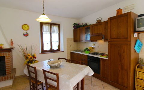 Villa Alabastro: Værelse, Møbel, Ejendom, Bygning, Køkken, Cabinetry, Countertop, Indretning, Hus, Bord