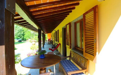 Le Balze: Ejendom, Værelse, Bygning, Hus, Ejendom, Gul, Hjem, Veranda, Arkitektur, Møbel