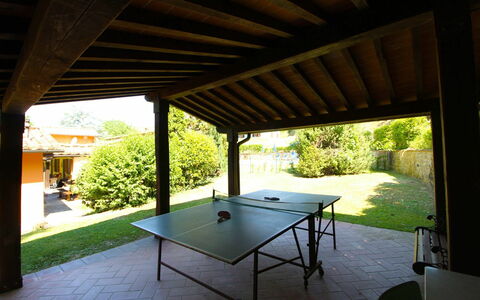 Le Balze: Plante, Ejendom, Bygning, Bord, Vindue, Skygge, Træ, Arkitektur, Træ, Udendørs Møbler