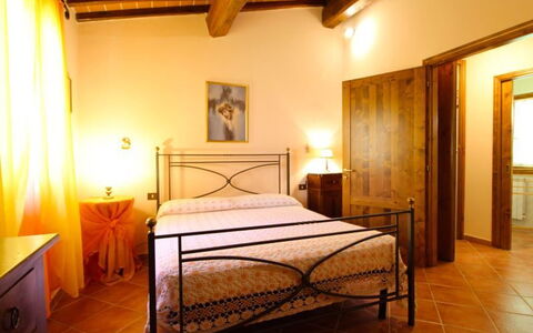 Le Balze: Soveværelse, Seng, Værelse, Møbel, Ejendom, Bed Frame, Sengetøj, Bygning, Indretning, Loft