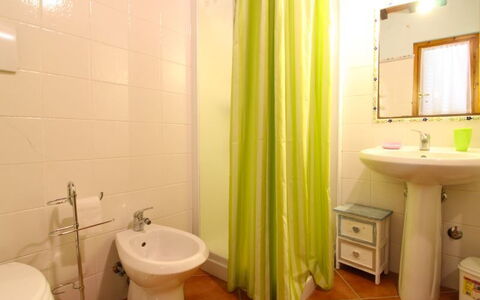 Le Balze: Badeværelse, Ejendom, Værelse, Indretning, Gardin, Væg, Toilet, Ejendom, Badeværelse Tilbehør, Sanitærarmatur