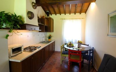 Orchidea: Værelse, Ejendom, Bygning, Møbel, Køkken, Indretning, Hus, Countertop, Etage, Loft