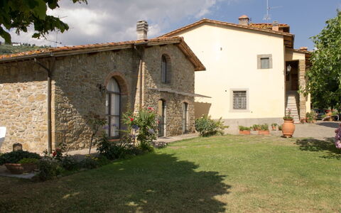 La Greppia: Plante, Himmel, Vindue, Ejendom, Bygning, Træ, Hus, Land Lot, Dør, Sky