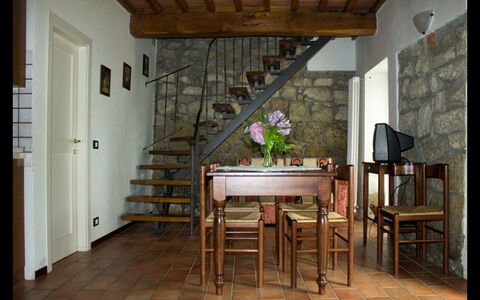 La Greppia: Værelse, Møbel, Bygning, Ejendom, Etage, Indretning, Hus, Trægulve, Hårdttræ, Bord